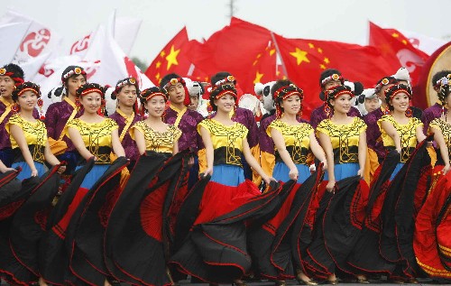 8月5日,演员在起跑仪式上表演。当日,北京奥运圣火在四川省成都市传递。 新华社记者鲁金博摄