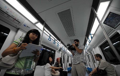 7月19日,记者乘坐奥运支线地铁列车。当日上午,在京媒体记者抢先体验即将于下午正式开通的北京地铁奥运支线。北京地铁奥运支线位于北京市南北中轴线下,奥林匹克中心区内,全线共设4座车站,是惟一直接进入奥运中心区的地铁线路。 新华社记者 李文摄