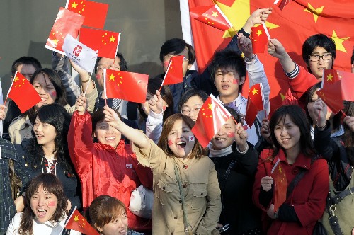 4月26日,群众迎接圣火的到来。当日,北京奥运会圣火传递活动在日本长野举行。这是北京奥运会圣火境外传递的第十六站。 新华社记者 戚恒 摄
