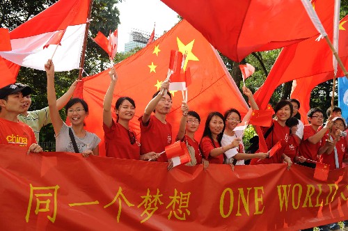 4月22日,中国留学生沿途欢迎圣火。当日,北京奥运会圣火传递活动在印度尼西亚雅加达举行。这是北京奥运会圣火境外传递的第十四站。 新华社记者周文杰摄