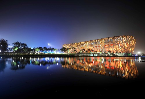 这是7月16日晚拍摄的国家体育场夜景。当晚,北京奥运会主会场“鸟巢”夜景照明系统举行竣工后的正式彩排。据介绍,鸟巢夜景照明由五个部分组成,其中主体照明以传统文化元素“中国红”为主色。鸟巢夜景照明系统可演示不同的动态效果场景,包括金色、银色、红色及红色动态表演。 新华社记者 罗晓光 摄