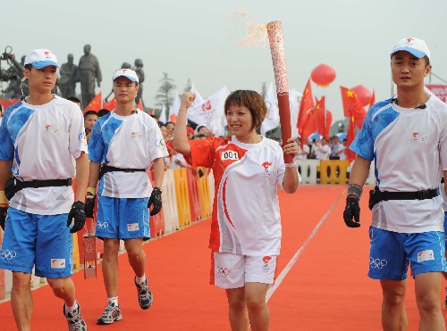 6月5日,第一棒火炬手杨霞手持火炬传递。当日,北京奥运圣火在湖南湘潭传递。 新华社记者 刘力航 摄