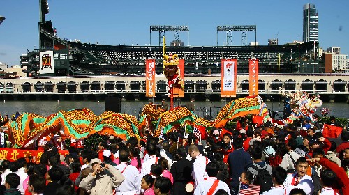 4月9日,北京奥运会圣火传递活动在美国旧金山举行。这是北京奥运会圣火境外传递的第六站。图为在圣火传递起点——麦科维湾举行的舞龙舞狮表演。 新华社记者 侯俊 摄