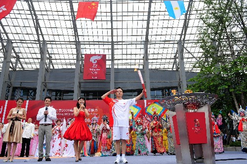 8月5日,最后一棒火炬手余志荣点燃圣火盆后高举火炬。当日,北京奥运圣火在四川省成都市传递。 新华社记者刘力航摄