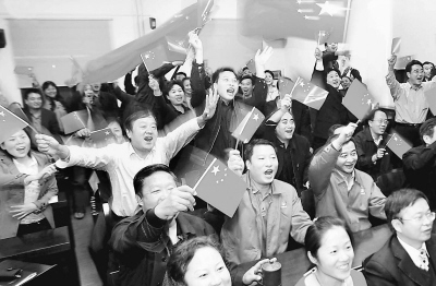 “嫦娥一号”发射成功后,国防科工委系统工作人员欢腾一片。陈晓东 摄