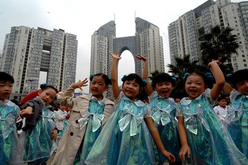 10月25日,温州青少年在市区的广场上欢度周末。 新华社记者 王小川 摄