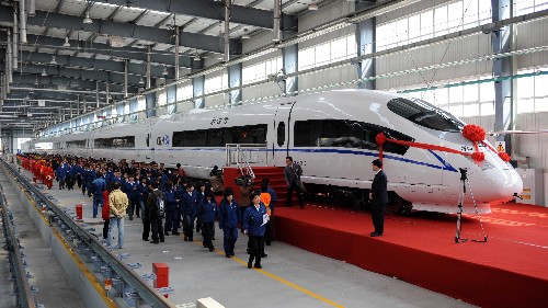 4月11日,中国国产时速350公里CRH3“和谐号”动车组在中国北车集团唐山轨道客车有限责任公司下线,标志着中国铁路技术装备现代化取得又一重大成果。 新华社记者 杨世尧 摄