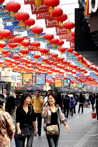温州最繁华的商业步行街--五马街上顾客盈门(10月25日摄)。 新华社记者 王小川 摄