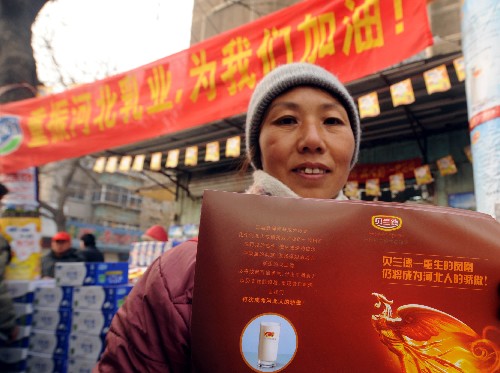 12月11日,在石家庄市革新东街市场,贝兰德公司的一名促销员正在介绍贝兰德产品。新华社记者 巩志宏 摄