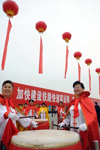 11月8日,天津至秦皇岛铁路客运专线开工动员大会在天津市滨海新区举行。津秦铁路客运专线正线全长261公里,设计时速350公里,单向输送能力每年8000万人次。津秦铁路客运专线北连秦沈客运专线,西连京津城际铁路,南接在建的京沪高速铁路,建成后可以形成贯通东北与华北、华东、中南地区快速客运通道。新华社记者 王晔彪 摄