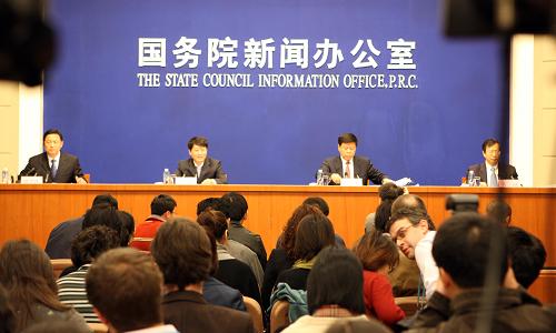 11月14日,国务院新闻办公室举行新闻发布会,国家发展改革委副主任穆虹、财政部副部长王军、中国人民银行副行长易纲向国内外记者介绍扩大内需,促进经济平稳较快增长等方面的情况,并回答记者提问。 新华社记者 高学余 摄