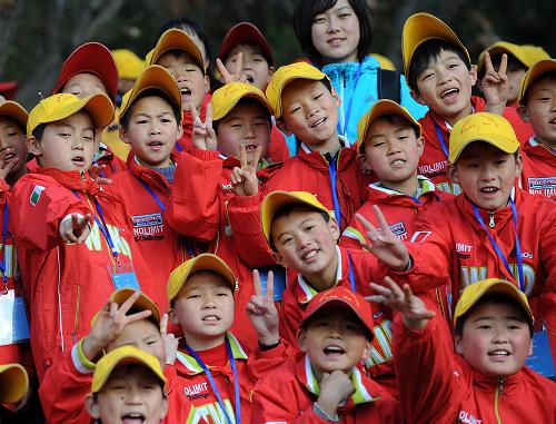 1月5日,来自四川地震灾区安县的小学生和他们在昆明的老师在云南昆明世博园合影留念。当日,在云南省昆明市的昆明世博园,400余名来自地震重灾区四川省安县的小学生游园赏景,植树留念,在返乡前留下他们对昆明最后的美好回忆。汶川地震后,这些孩子从四川来到云南生活、学习,昆明市选择了9所办学条件好、师资力量强的小学作为接收学校,对孩子们的学习、生活、安全等细心安排,让孩子们得到了悉心照料。1月6日,这些孩子将乘火车返回家乡。 新华社记者 蔺以光 摄