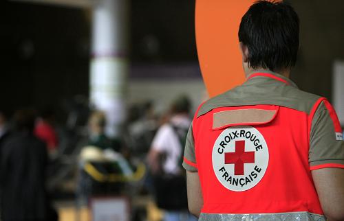 5月2日,在法国巴黎的戴高乐机场,一名法国红十字会的工作人员等待来自墨西哥的旅客领取行李。新华社记者 张玉薇 摄