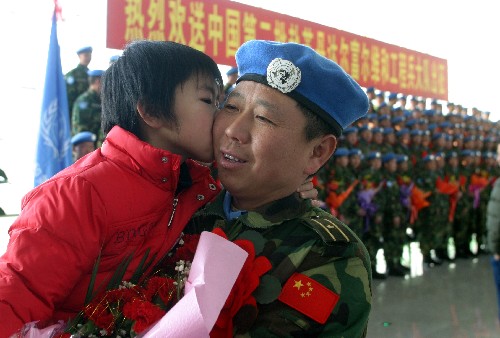我国第二批赴苏丹达尔富尔维和工程兵大队出征 1月10日,在济南国际机场,女儿与即将出征的父亲告别。 当日,我国第二批赴苏丹达尔富尔维和工程兵大队第一梯队的150多名官兵在济南国际机场参加出征欢送仪式。 新华社发(龚辉 摄)