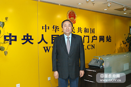 近期,国务院公布了第一批国家珍贵古籍(2392部)名录和第一批全国古籍重点保护单位(51个)名单,这些文献典籍是中华民族的宝贵精神财富,保护和利用好珍贵文献典籍,对于继承和发扬民族优秀文化传统,增进民族团结和维护国家统一,增强民族自信心和凝聚力,建设社会主义核心价值体系,提高国家文化软实力,都具有重要意义。2008年5月13日15时,文化部副部长周和平、全国古籍保护工作专家委员会主任李致忠接受中国政府网专访,就“加强古籍保护”与网民在线交流。图文文化部副部长周和平做客中国政府网。中国政府网 张龙 摄