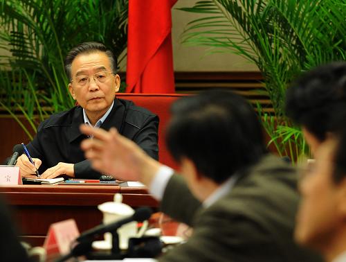 这是2月6日,温家宝在与经济、社会领域专家学者座谈时,认真听取并记录发言者对《政府工作报告》(征求意见稿)的意见。新华社记者 刘建生 摄